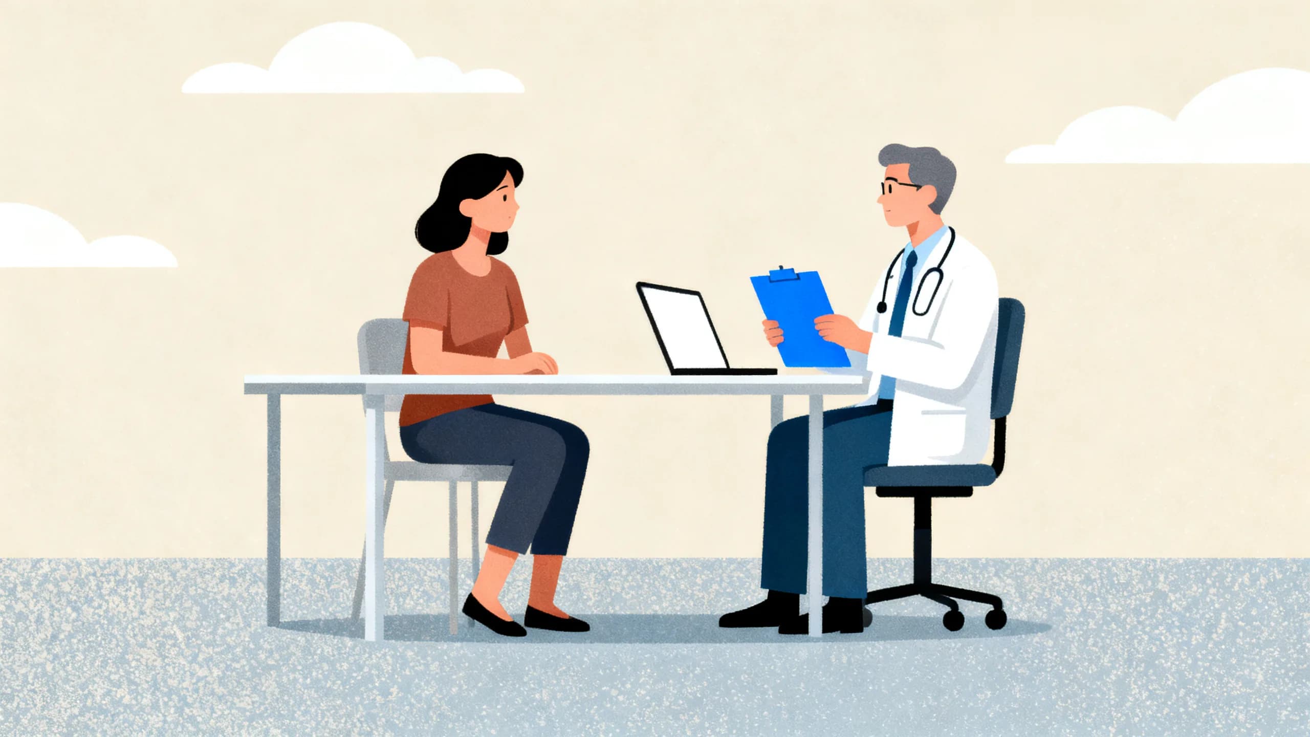 Fastlege som forbereder henvisning til gynekolog sammen med en pasient